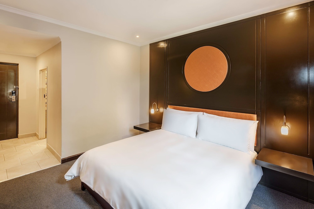 Deluxe Room, 1 King Bed, Smoking, Garden View