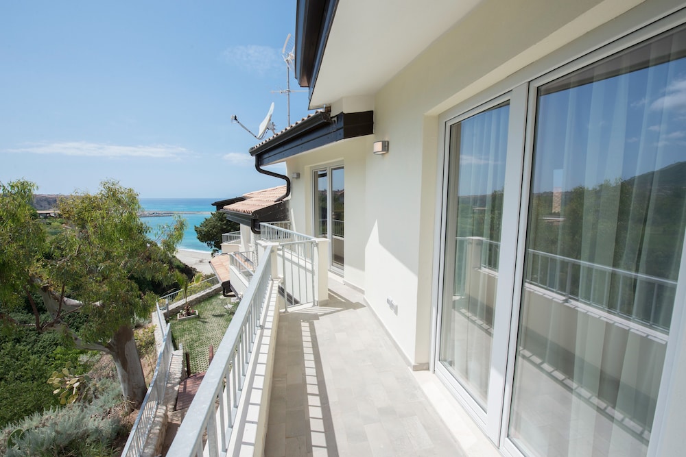 Deluxe Quadruple Room, 2 Bedrooms, Partial Sea View, Garden Area