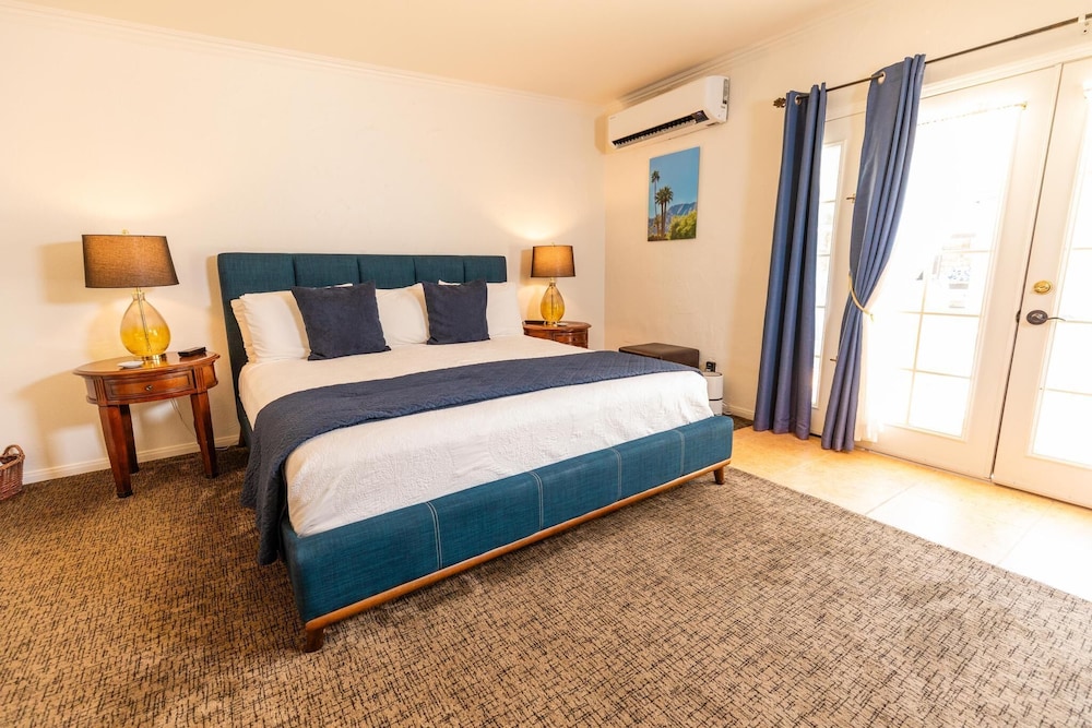 Deluxe Studio Suite, 1 King Bed, Pool View photo 1