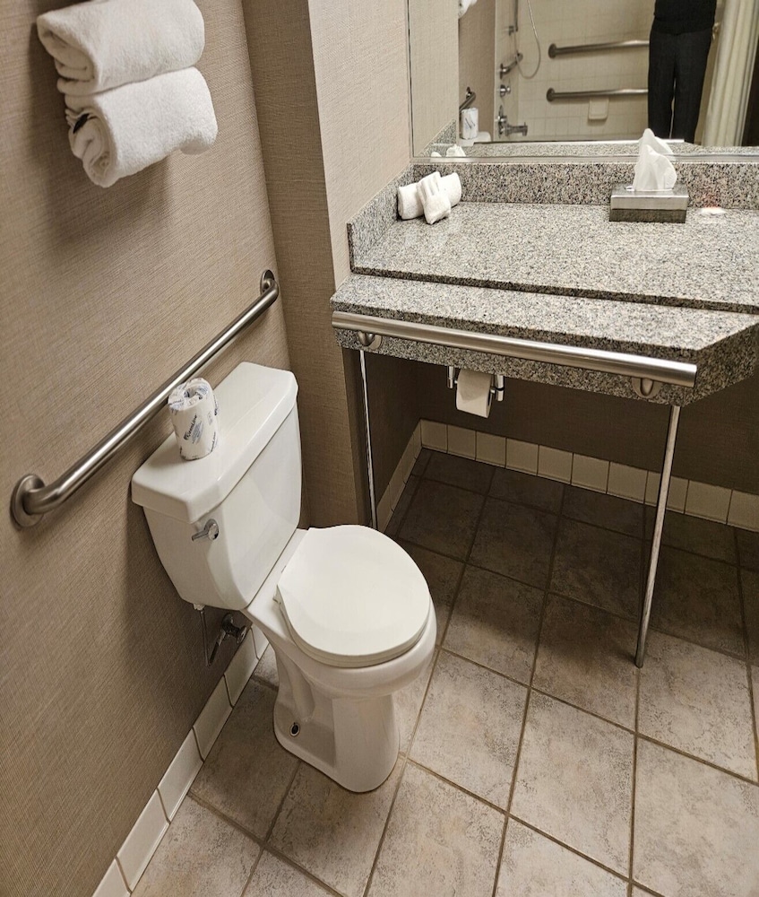 Resort Tower, 2 Queen Beds, Roll-In Shower photo 2