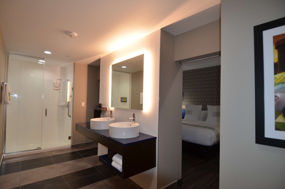 Standard Room, 1 King Bed, Non Smoking, Refrigerator & Microwave - Photo 4