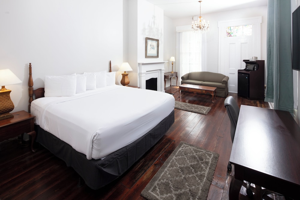 Junior Suite, 1 King Bed, Mobility Accessible photo 1