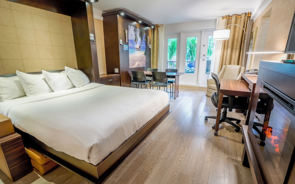 Superior Room, 2 Queen Murphy Beds, Kitchenette, Garden View