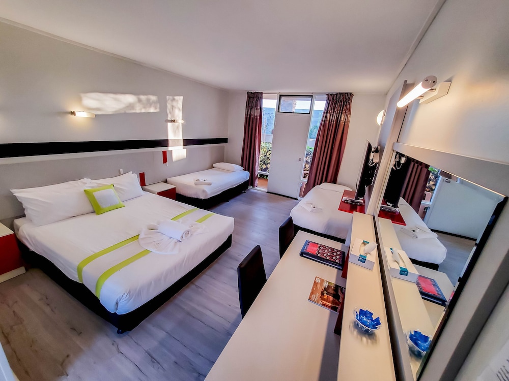 Deluxe Family Room (1x Queen & 2x Singles) photo 1
