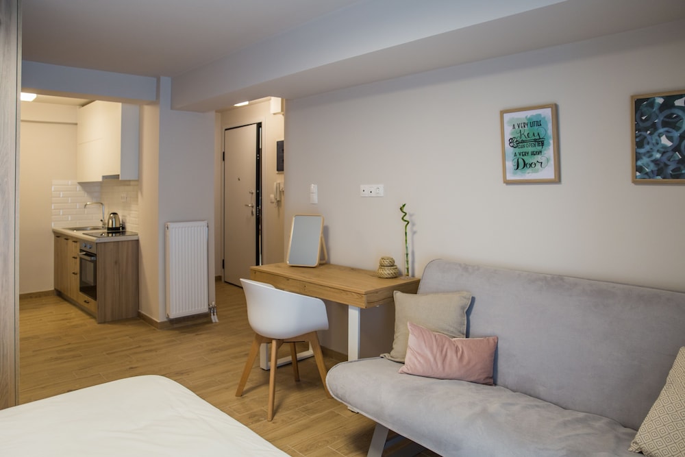Elite Studio, 1 Queen Bed with Sofa bed, Patio (-1 Floor) photo 2
