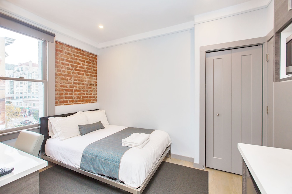 Signature Room, 1 Queen Bed, Kitchenette.. photo 3