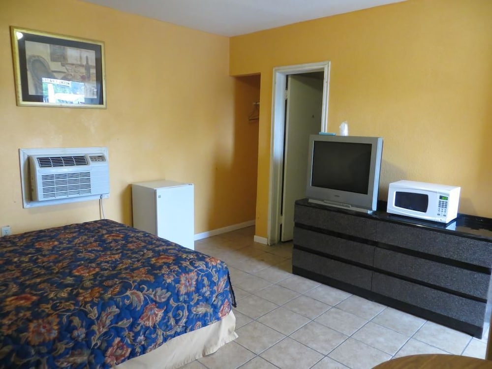 Standard Room, 1 Queen Bed, Smoking photo 2