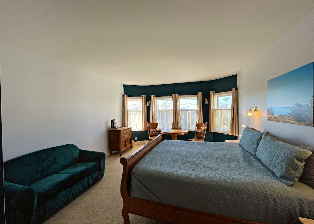 ROOM FIVE photo 1