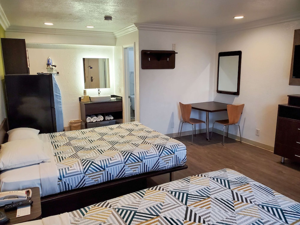 Standard Room, 2 Queen Beds, Non Smoking, Kitchenette - Photo 5