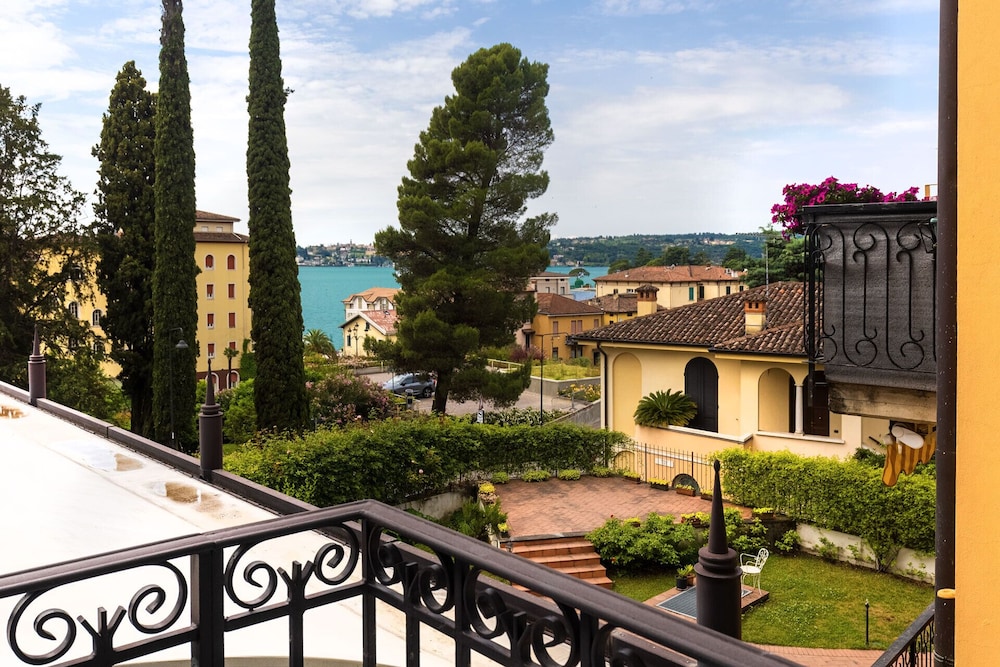 Superior Quadruple Room, Balcony, Lake View photo 2