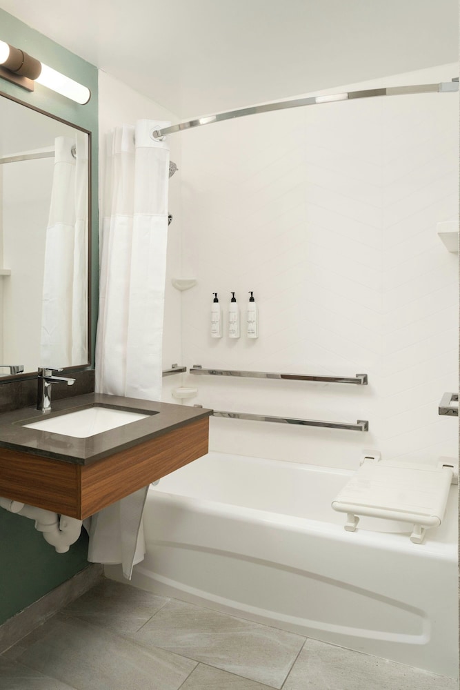 Suite, Multiple Beds (Mobility Accessible, Tub)