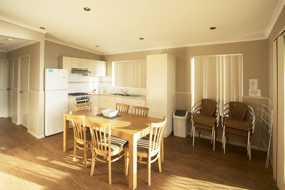 Standard Suite, 2 Bedrooms, Non Smoking, Kitchen (4.5* Beach House) photo 3