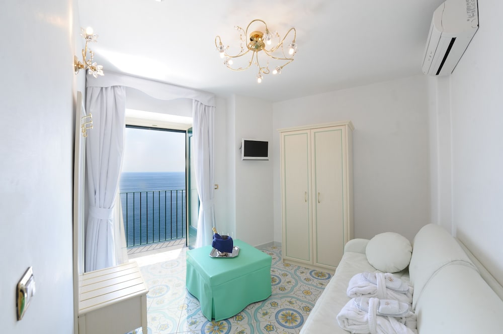 Suite, Sea View, Corner (French Balcony) photo 3