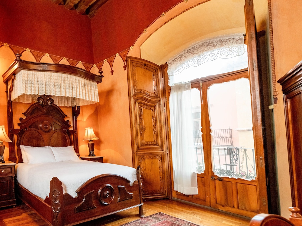 Royal Studio Suite, 1 King Bed - Photo 8