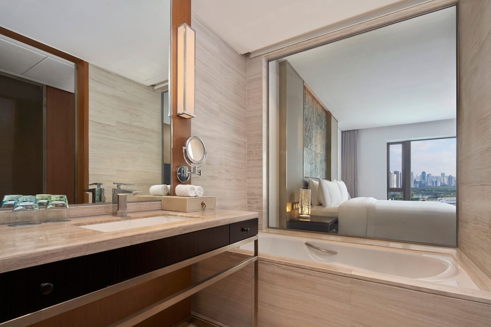 Executive Room, 1 King Bed - Photo 3