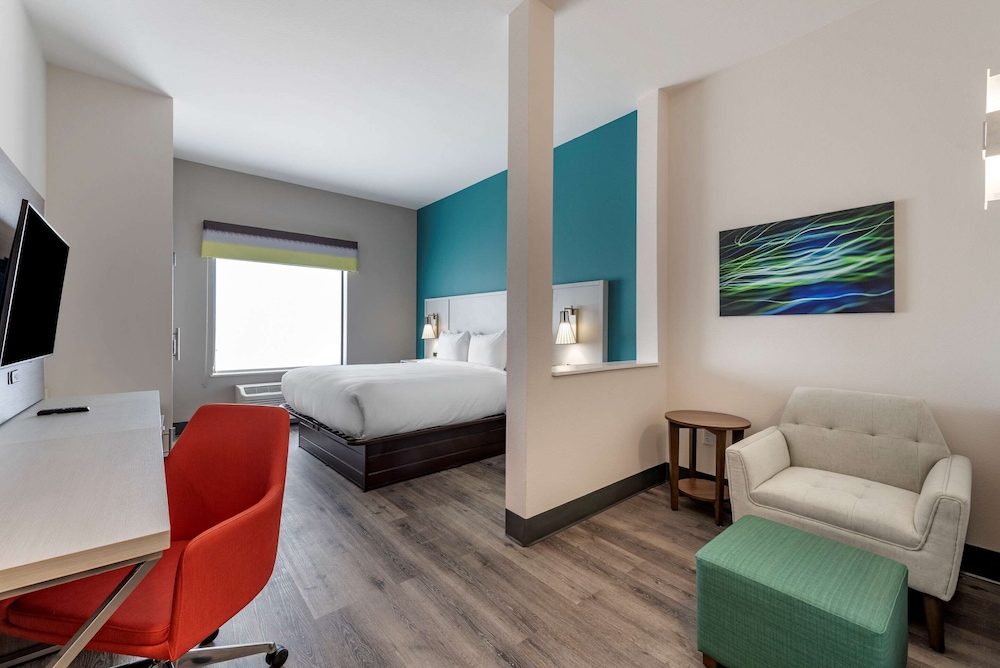 Suite, 1 King Bed, Accessible, Non Smoking - Photo 1