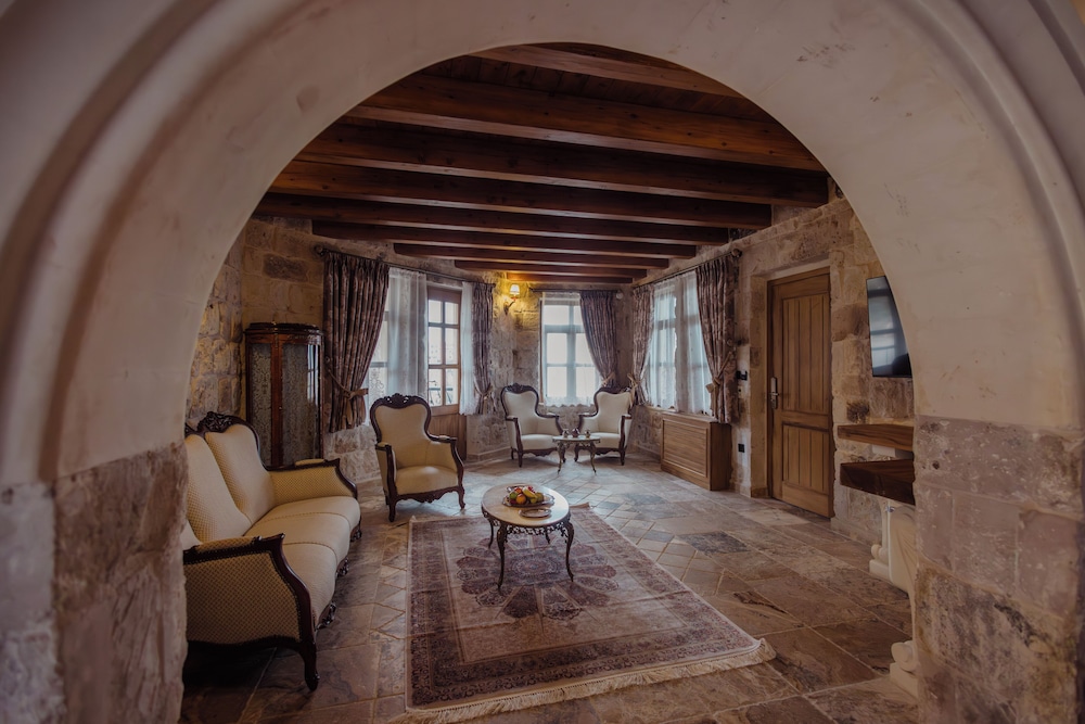 Royal Cave Suite photo 2