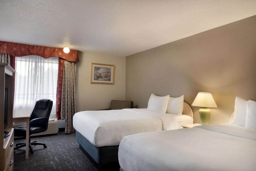 Room, 2 Queen Beds, Non Smoking (Modern Room) - Photo 1