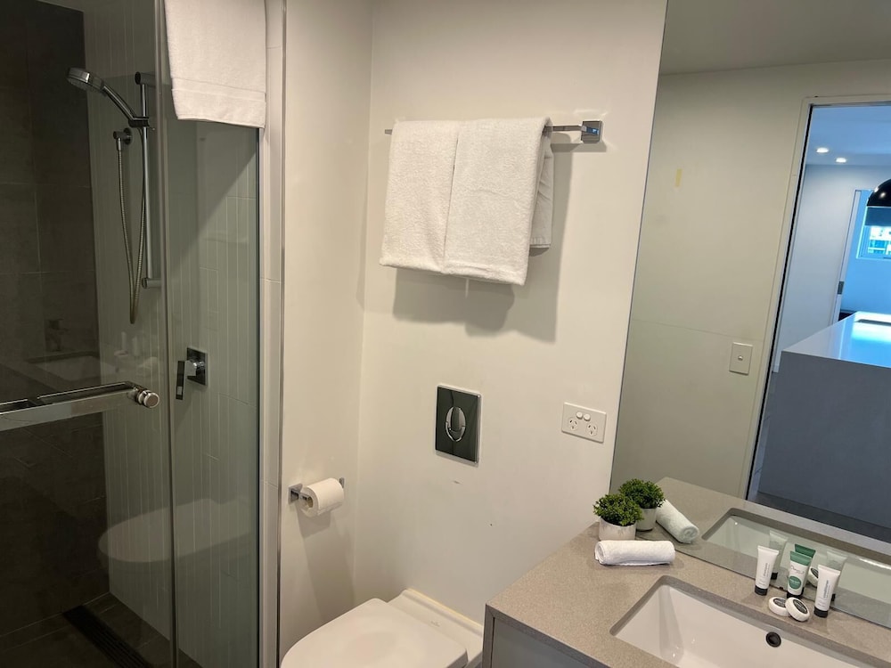 Three Bedroom Two Bathroom Compact Apartment photo 3