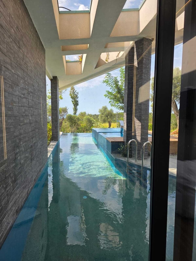 Design Villa, 6 Bedrooms, Sea View, Courtyard Area