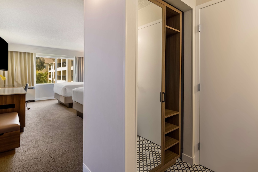 Deluxe Room, 2 Queen Beds - Photo 1