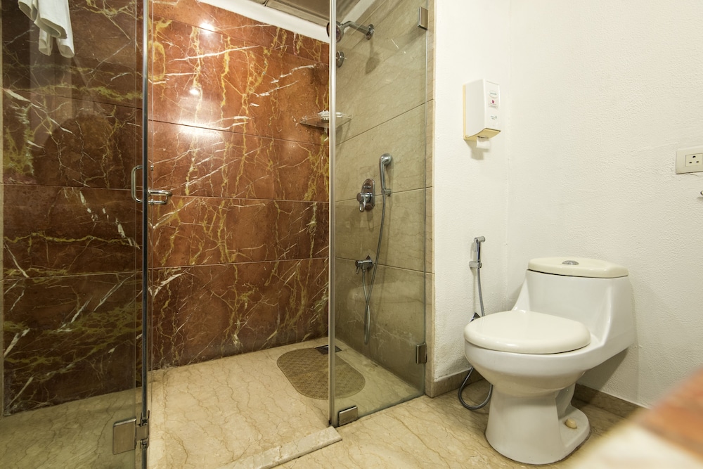 Suite - Photo 13