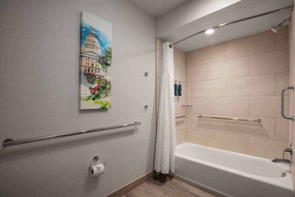 Deluxe Room, 1 King Bed, Accessible - Photo 3