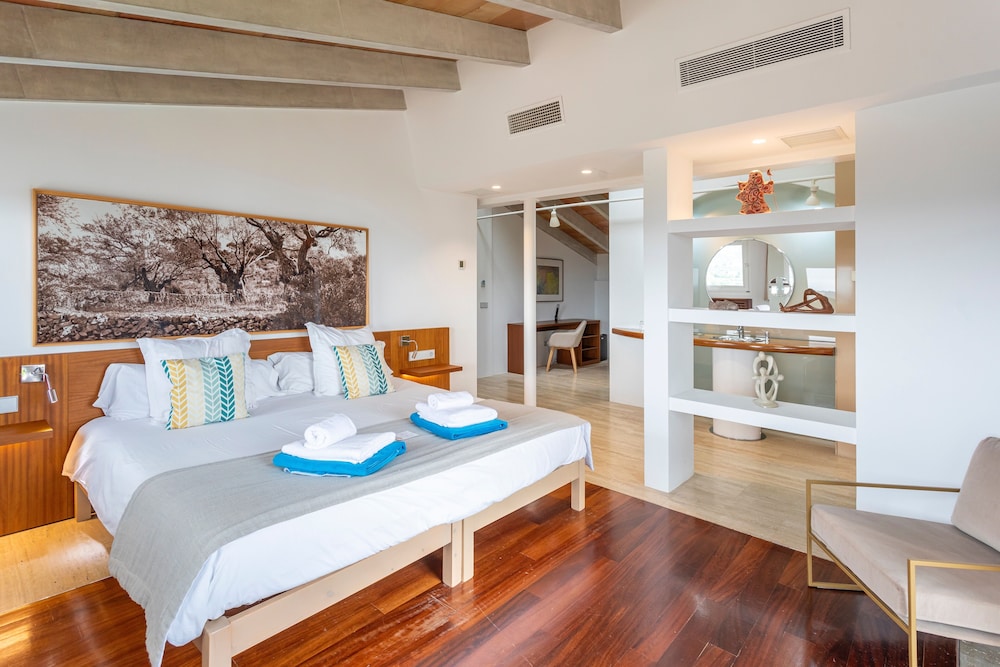 Deluxe Suite, Jetted Tub, Sea View photo 2