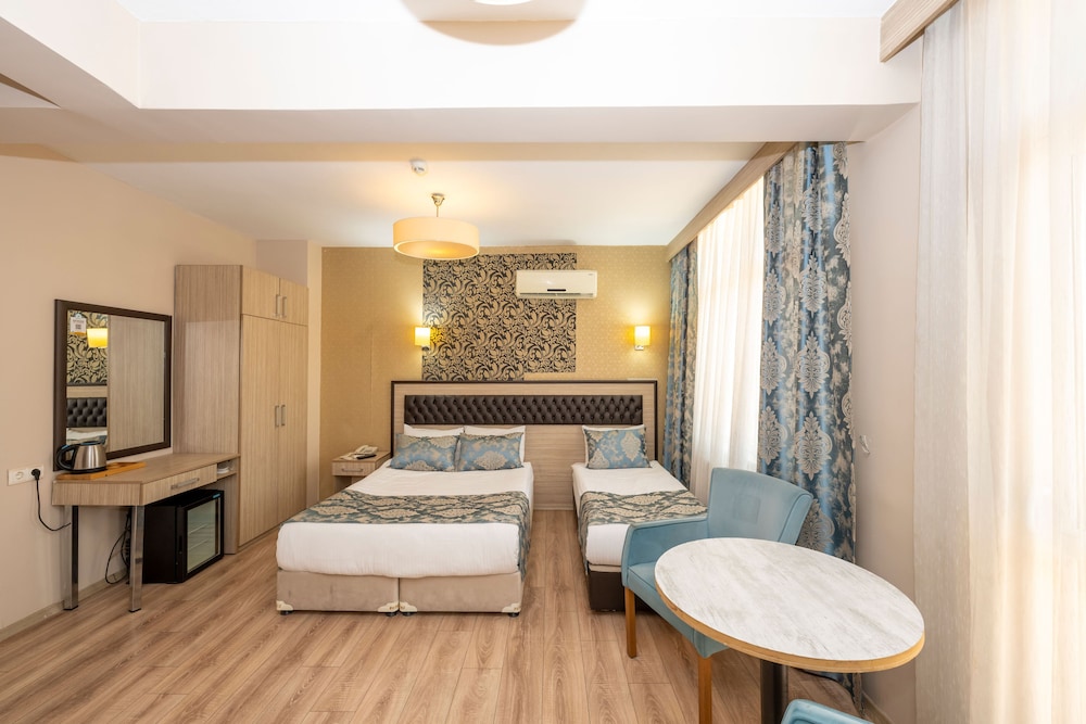Deluxe Triple Room photo 2