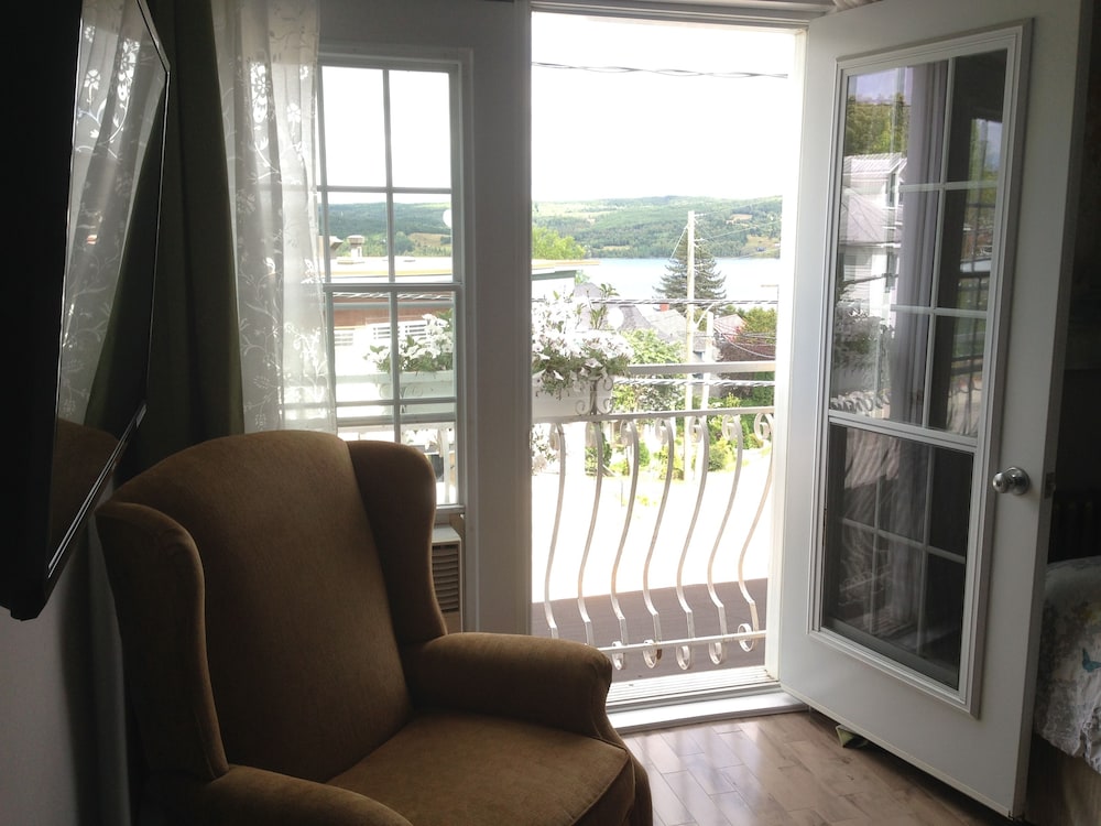 Standard Room, 1 Queen Bed, Lake View photo 2