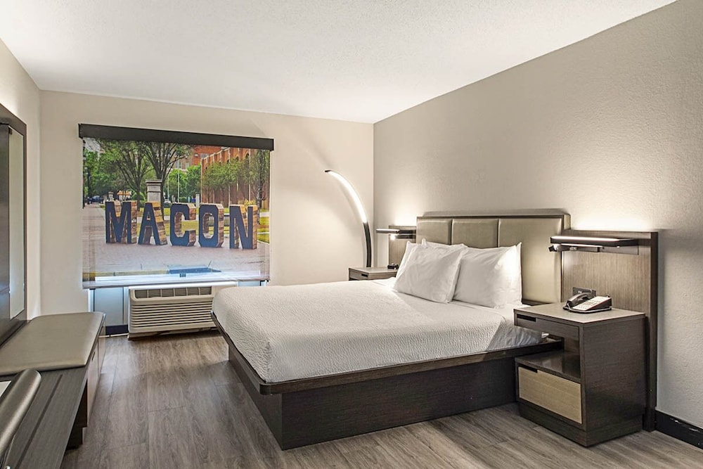 Standard Room, 1 King Bed, Jetted Tub - Photo 2