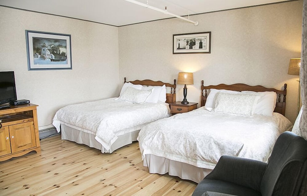 Two Double Beds photo 2