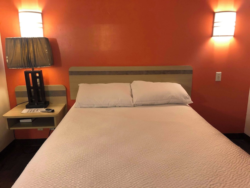 Standard Room, 1 Queen Bed, Non Smoking - Photo 10