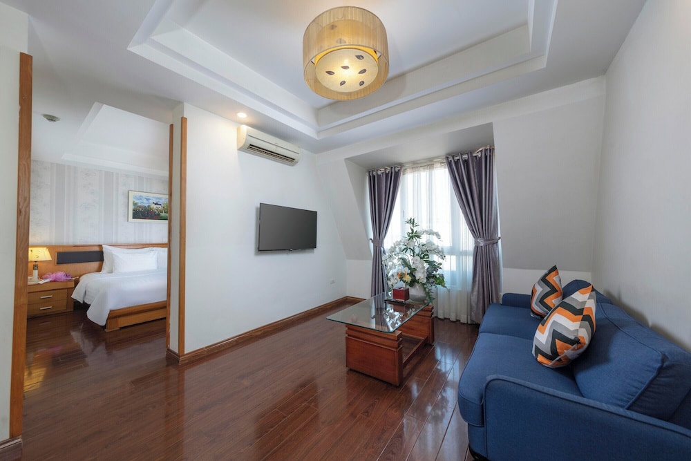 Grand Quadruple Room, Non Smoking, City View