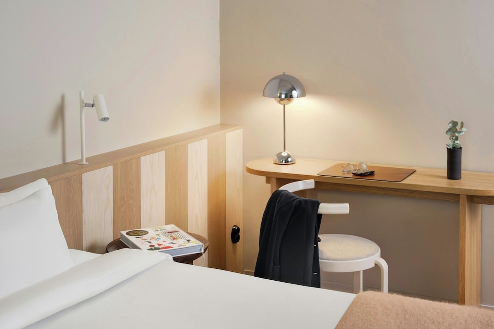 Superior Room, 1 King Bed, Courtyard View