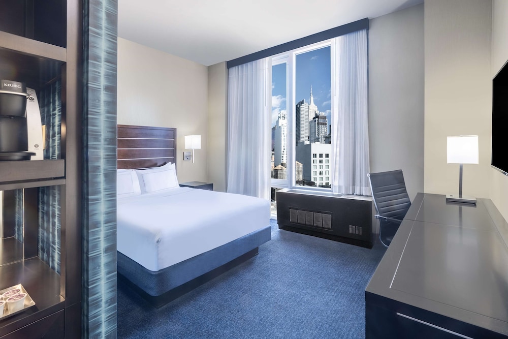Accessible queen bed room