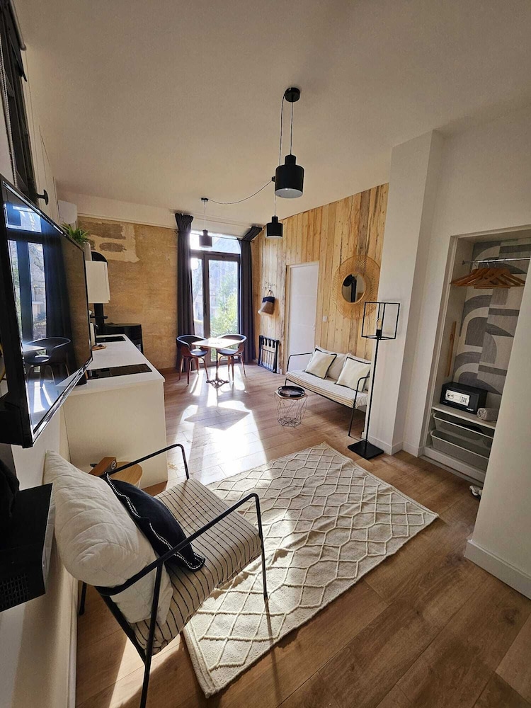 City Apartment, Private Bathroom, Pool View (Suite Curieuse) - Photo 10