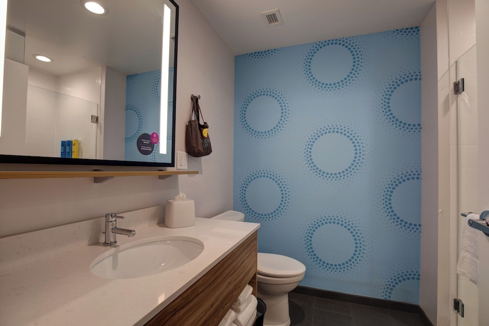 Room, 1 King Bed, Accessible (Hearing) - Photo 4