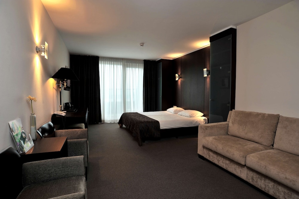 Junior Suite, 1 King Bed, Balcony (Bathtub) - Photo 4