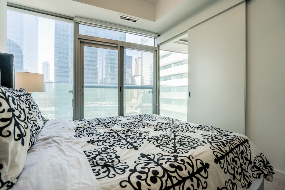 Aaira Suites at 65 Bremner Blvd, Foto 13