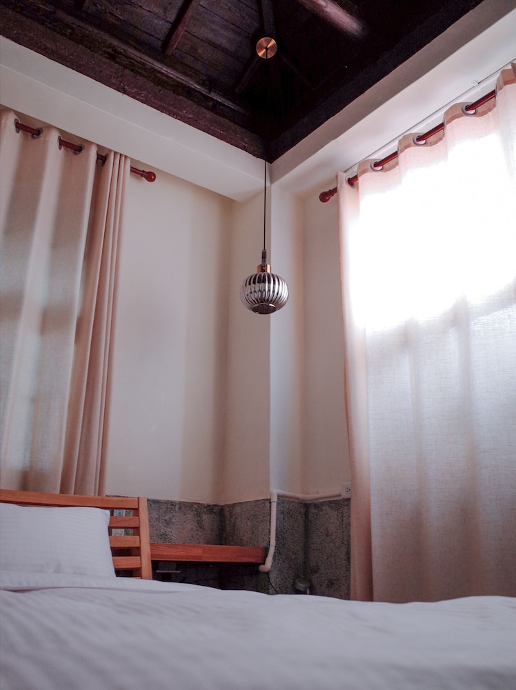 Deluxe Suite, 1 Queen Bed, Private Bathroom photo 3
