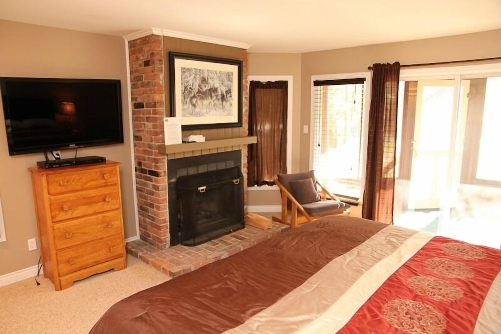 Cottage, 1 King Bed (Oaks 39 and 42)