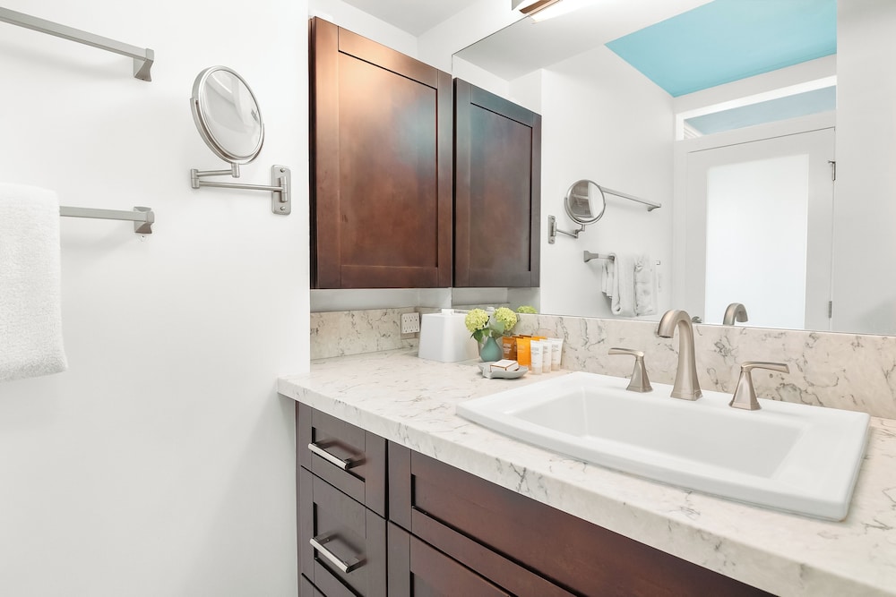 Premium Remodeled Condo with Ocean View and Parking: Condo, 1 Bedroom, Mountain View (0122) photo