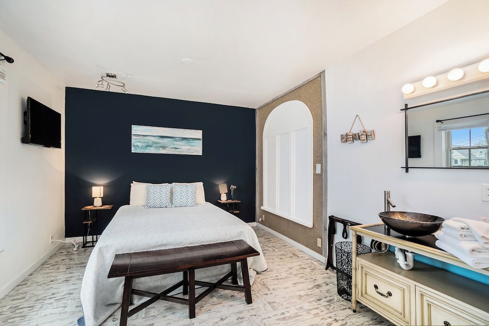 Room, 1 Queen Bed, Lake View