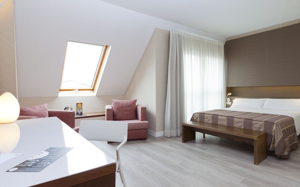 Deluxe Double Room, Jetted Tub - Photo 5