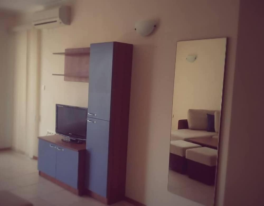 One-Bedroom Apartment (2 Adults + 2 Children) photo 2