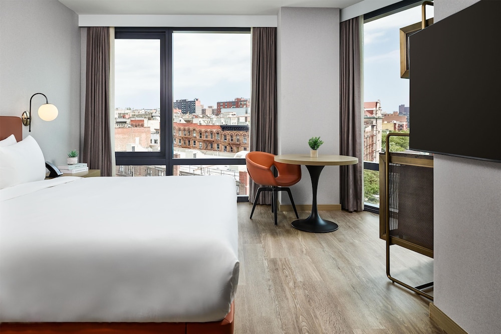 Deluxe Room, 1 King Bed thumbnail 5