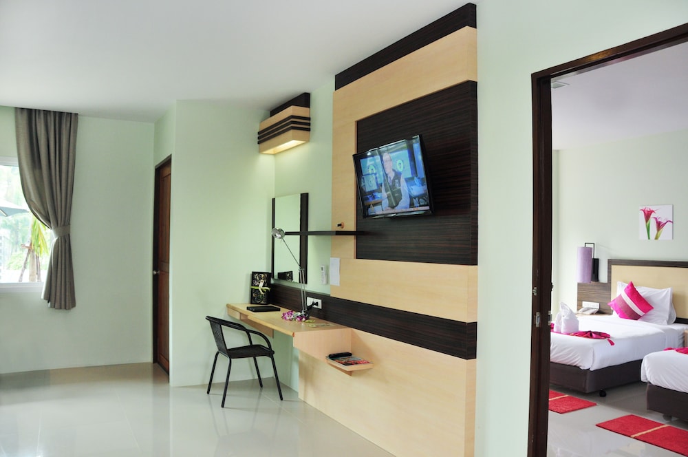 Deluxe Room (Pool Side) photo 2