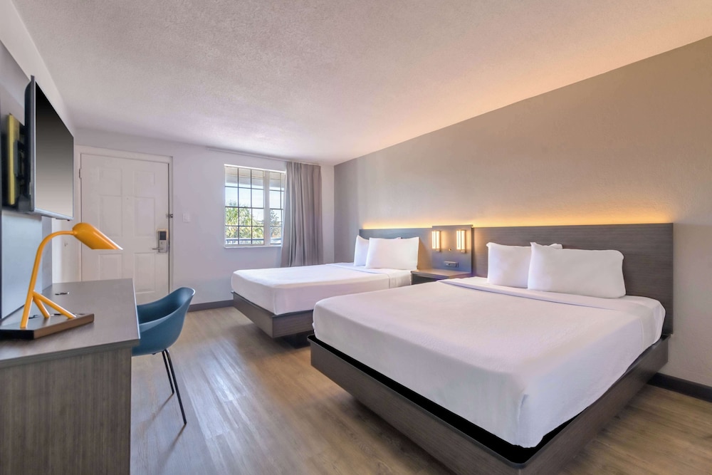 Standard Suite, 2 Queen Beds, Non Smoking - Photo 4