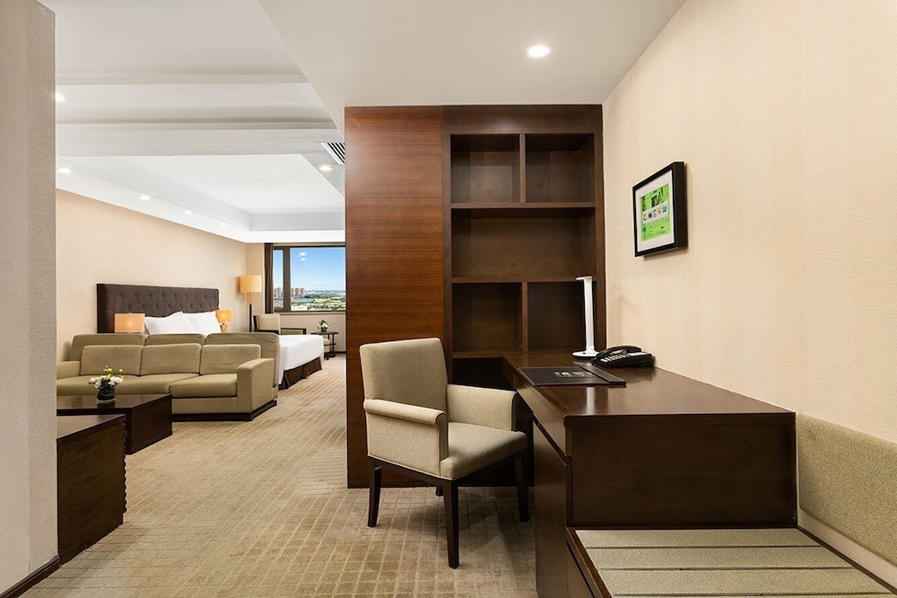 Premier Room, 1 King Bed photo 1
